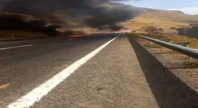 Ağrıda kafa kafaya çarpışan çekici ve kamyon alev aldı: 1 yaralı