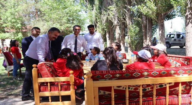Ağrıda minik eller, yetişkin gençler ve engelsiz yürekler zafer pikniğinde buluştu