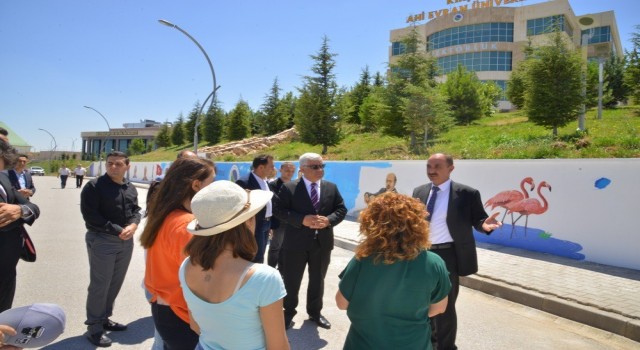 Ahi Evran Üniversitesi öğrencilerini şehrin özdeşleşmiş simgeleri ile karşılıyor