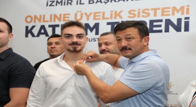 AK Partiye online üye olanlara rozetleri takıldı