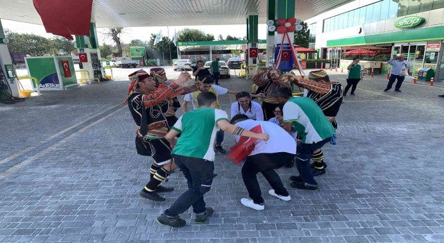 Akaryakıt istasyonunda müşterilere coşkulu 30 Ağustos karşılaması