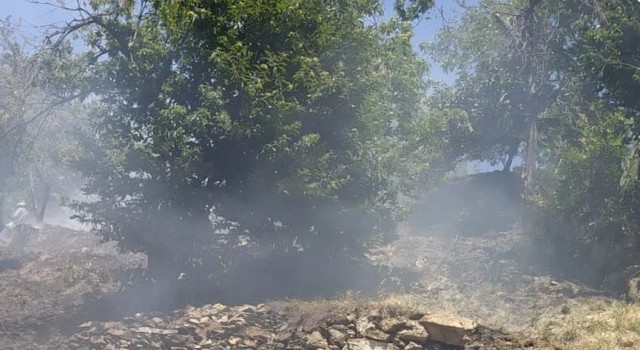 Akçaköyde 2 farklı noktada çıkan yangın söndürüldü