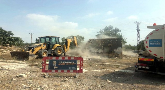 Akdenizde metruk binalar yıkılıyor, imarlı yeni yollar açılıyor