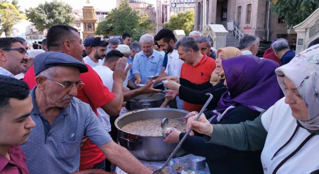 Aksarayda AK Partiden vatandaşlara aşure ikramı