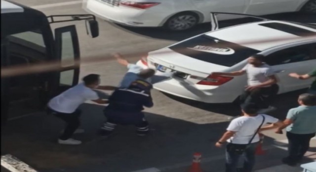 Aksarayda şoförlerin yol verme tartışması sopalı kavgaya dönüştü