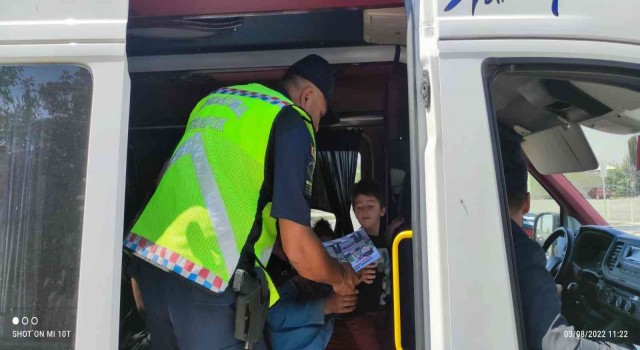 Aksarayda trafik jandarması yolcu taşıyan araçları denetliyor