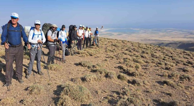 Aktivistler ölen dağcı arkadaşları anısına Süphan Dağına tırmandılar