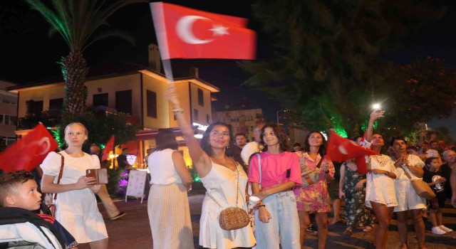 Alanyada 30 Ağustos coşkusuna turistler de ortak oldu