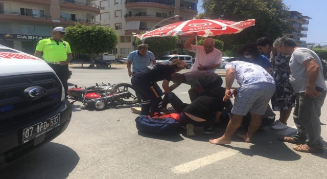 Alanyada motosiklet ile otomobil çarpıştı: 1i ağır, 2 yaralı