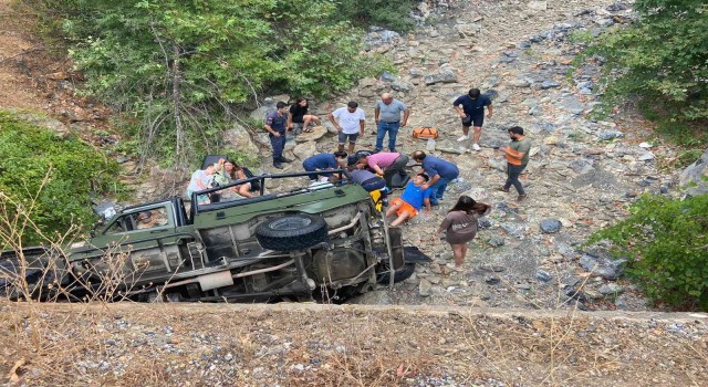 Alanyada safari aracı şarampole uçtu: 7 yaralı