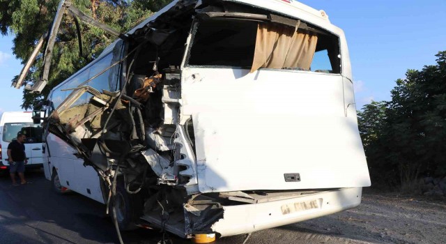 Alanyada tur otobüsü yolcu indiren servise çarptı