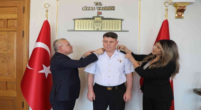 Albaylıktan tuğgeneralliğe terfi etti, apoletlerini eşi ile vali taktı