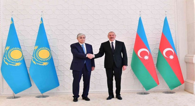 Aliyev, Kazakistan Cumhurbaşkanı Tokayevi resmi törenle karşıladı