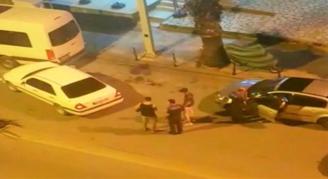Alkollü sürücü önce otomobile ardından polis aracına kafa attı