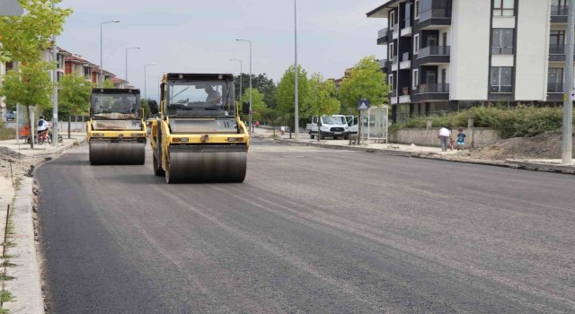 Alt yapısı tamamlanan yollar asfaltlanıyor