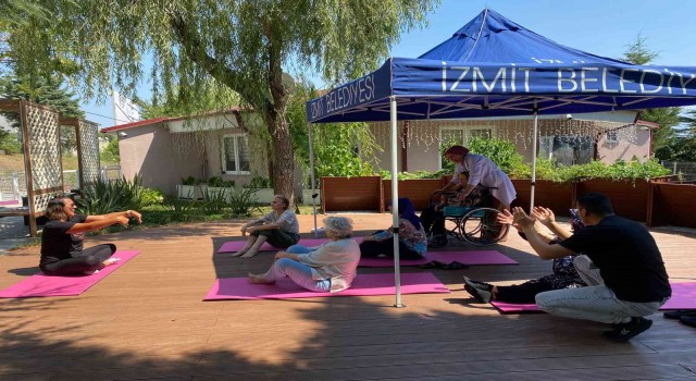 Alzaymır hastaları yoga yaptı