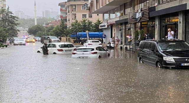 Anadolu Yakasında etkili olan yağış sonrası Maltepede sokaklar göle döndü. Yoğun yağış nedeniyle araçlar ve sürücüler sokakta mahsur kaldı.