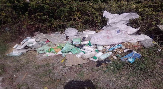 Anayolun kenarı çöplüğe döndü