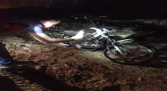 Anız yangınında motosiklet küle döndü