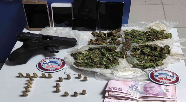 Ankarada bir takside yüklü miktarda uyuşturucu ele geçirildi: 4 gözaltı