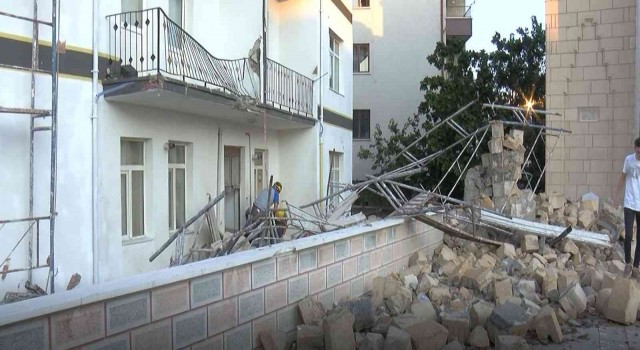 Ankarada fırtınaya dayanamayan minare tadilat halindeki binanın üzerine devrildi