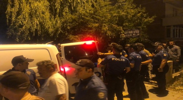 Ankarada komşularına şiddet uyguladığı iddia edilen kadın mahalleden güçlükle çıkarıldı