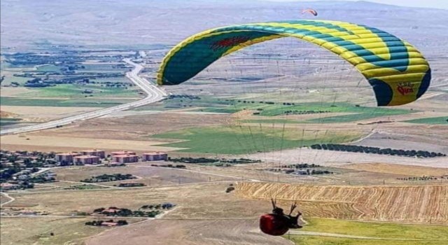 Ankarada metrelerce yüksekten düşen paraşütçü hayatını kaybetti