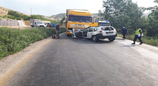 Ankarada otomobil tırla kafa kafaya çarpıştı: 1 yaralı