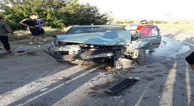 Ankarada otomobil traktöre çarptı: 2 ağır yaralı