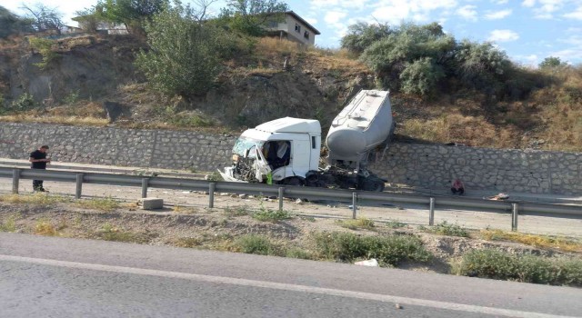 Ankaradaki kazada bir tır 25 metre yükseklikten yere çakıldı