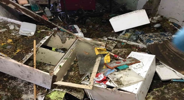 Ankaradaki sel birçok dükkanı kullanılamaz hale getirdi