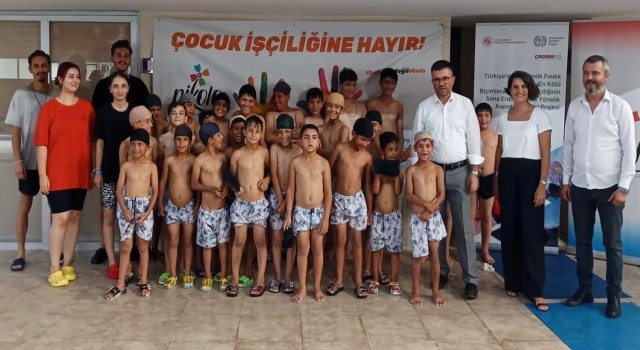 Anne babalar tarlada çocukları yüzme kursunda