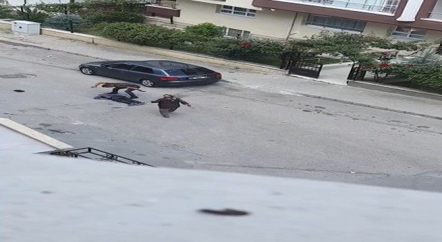 Annemi taciz etti diyerek dakikalarca yaşlı adamı darp etti