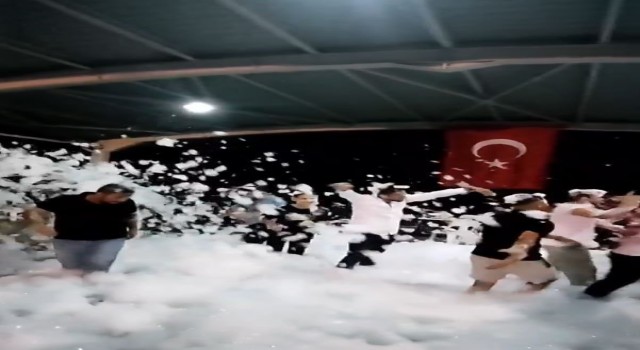 Antalyada asker adayı, köpük partisiyle hem serinledi hem eğlendi