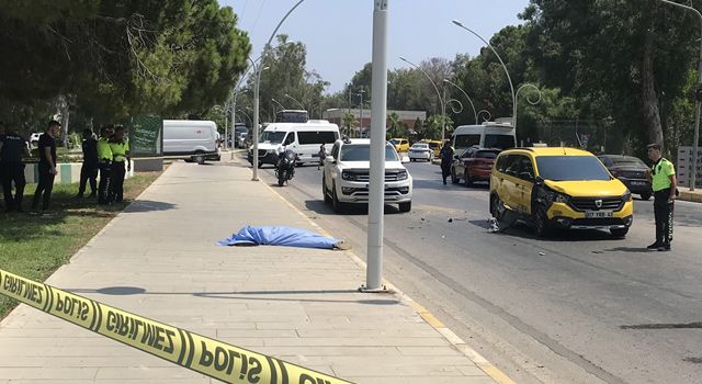 Antalya’da iki otomobilin çarptığı yaya yaşamını yitirdi