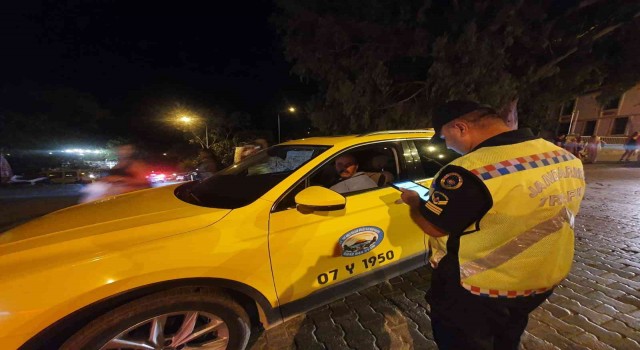 Antalyada jandarmadan taksilere denetim