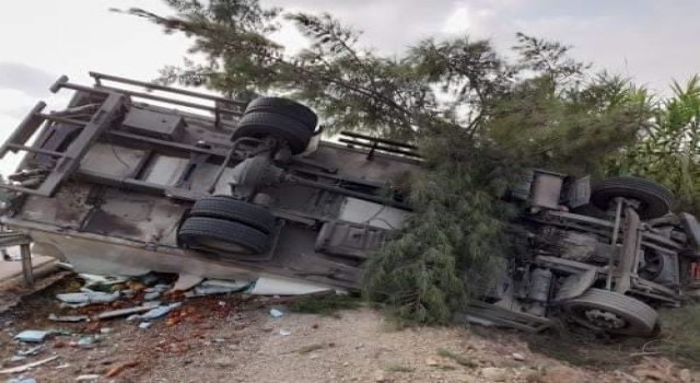 Antalyada kamyon ile tur otobüsü çarpıştı: 1 ölü, 6 yaralı