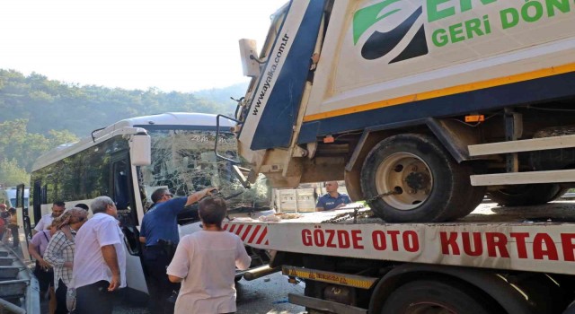 Antalyada otel servis midibüsü kamyon yüklü çekiciyle çarpıştı: 4ü ağır 27 yaralı