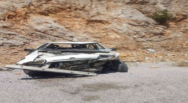 Antalyada otomobil, şarampoldeki kayalara çarptı: 1 yaralı