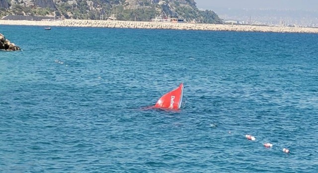 Antalyada su alan sürat teknesi battı