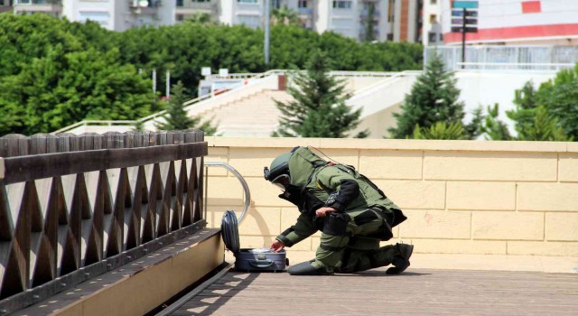 Antalyada şüpheli valizden kurabiye çıktı, polis vatandaşı bölgeden uzaklaştırmakta zorlandı