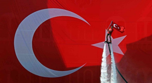 Antalyada turistleri hayran bırakan Türk bayraklı 30 Ağustos gösterisi