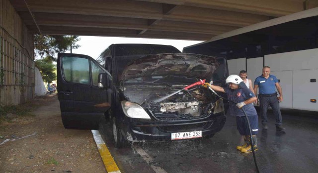 Antalyada turistleri taşıyan minibüs alev aldı