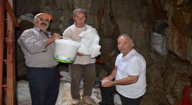 Antalyanın Toros Dağlarındaki kar obruğu buzdolabı gibi kullanılıyor