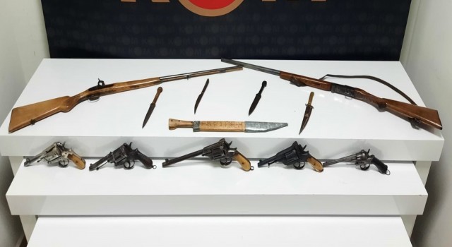 Antika silahları satamadan yakalandı