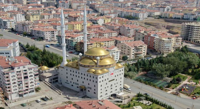 Apartman cami görenleri hayrete düşürüyor