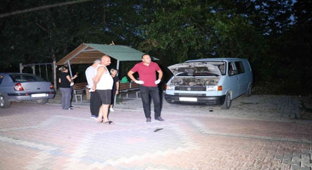 Araba motorunda 5 yavru doğurup sıkıştı
