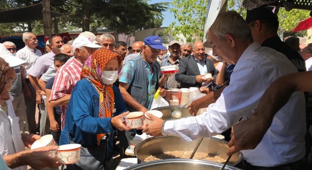 Arapgirde vatandaşlara aşure ikramı