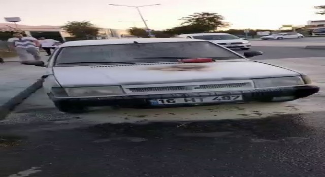 Arnavutköyde seyir halindeki otomobil alev aldı, vatandaşlar yangın tüpüyle müdahale etti