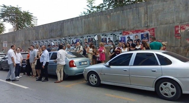 Art arda iki depremin ardından İzmirde vatandaşlar panik yaşadı
